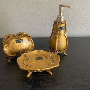 NWT Laura Ashley bathroom accessory set